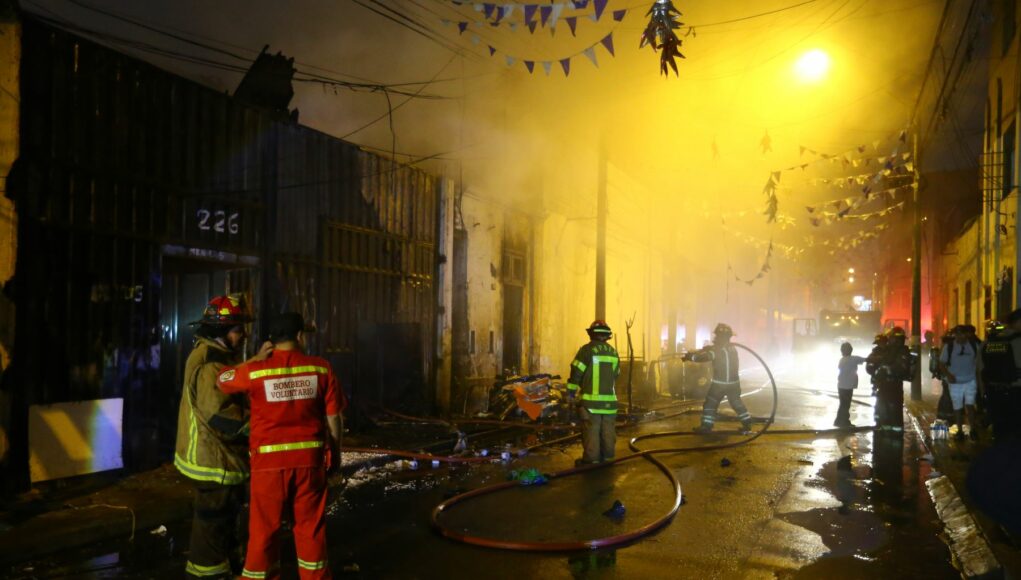 Incendio consume agencia de transporte Instabus