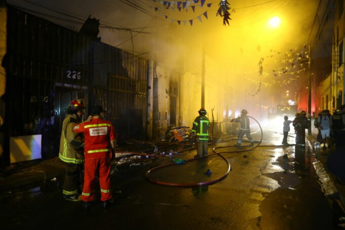Incendio consume agencia de transporte Instabus