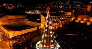 Cusco inicia temporada navideña con encendido de árbol de 20 metros en la explanada del Qorikancha