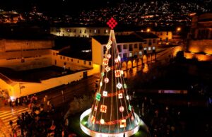 Cusco inicia temporada navideña con encendido de árbol de 20 metros en la explanada del Qorikancha