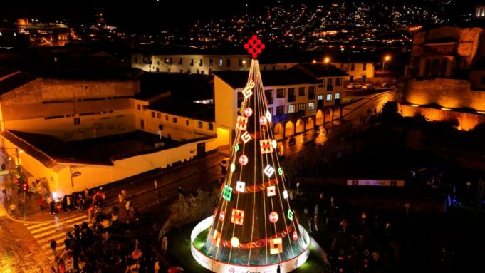 Cusco inicia temporada navideña con encendido de árbol de 20 metros en la explanada del Qorikancha