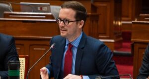 Proyecto de ley plantea que policías y bomberos intervengan en rescate de animales encerrados en vehículos