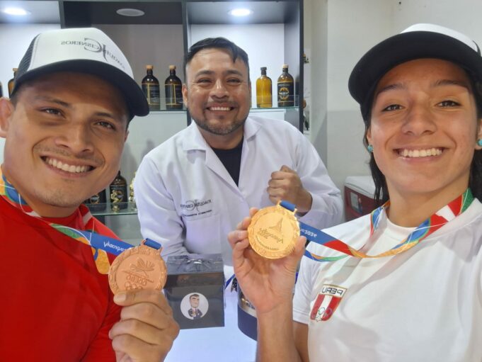 Joaquín Cisneros: Perfumista felicita a campeones de Kickboxing de los Juegos Bolivarianos Ayacucho 2024