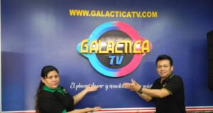 Galáctica TV: Roxanita Pampasina y Willy Timaná del equipo de emisora digital les desea Feliz Navidad y Próspero Año 2025(VIDEO)