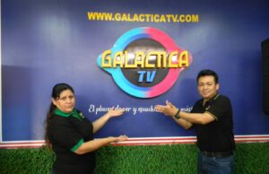 Galáctica TV: Roxanita Pampasina y Willy Timaná del equipo de emisora digital les desea Feliz Navidad y Próspero Año 2025(VIDEO)