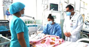 INSN; Médicos salvan a bebé de 8 meses que se comió la pila de muñeca y se quedó en su tráquea