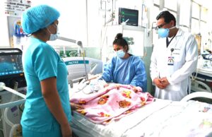 INSN; Médicos salvan a bebé de 8 meses que se comió la pila de muñeca y se quedó en su tráquea