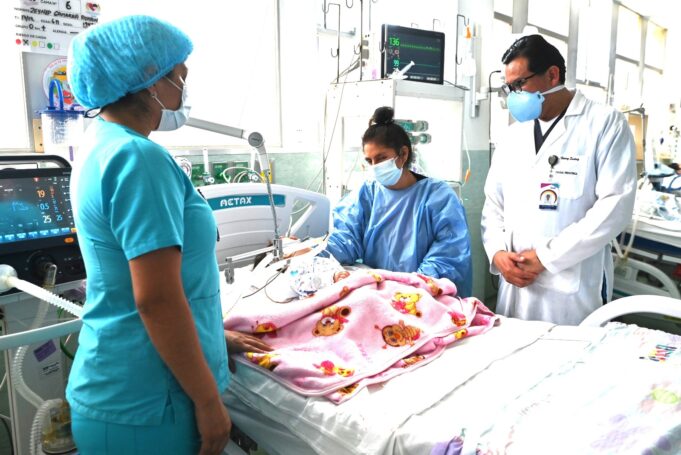 INSN; Médicos salvan a bebé de 8 meses que se comió la pila de muñeca y se quedó en su tráquea