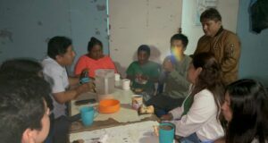 Humilde familia recibió sorpresiva cena navideña