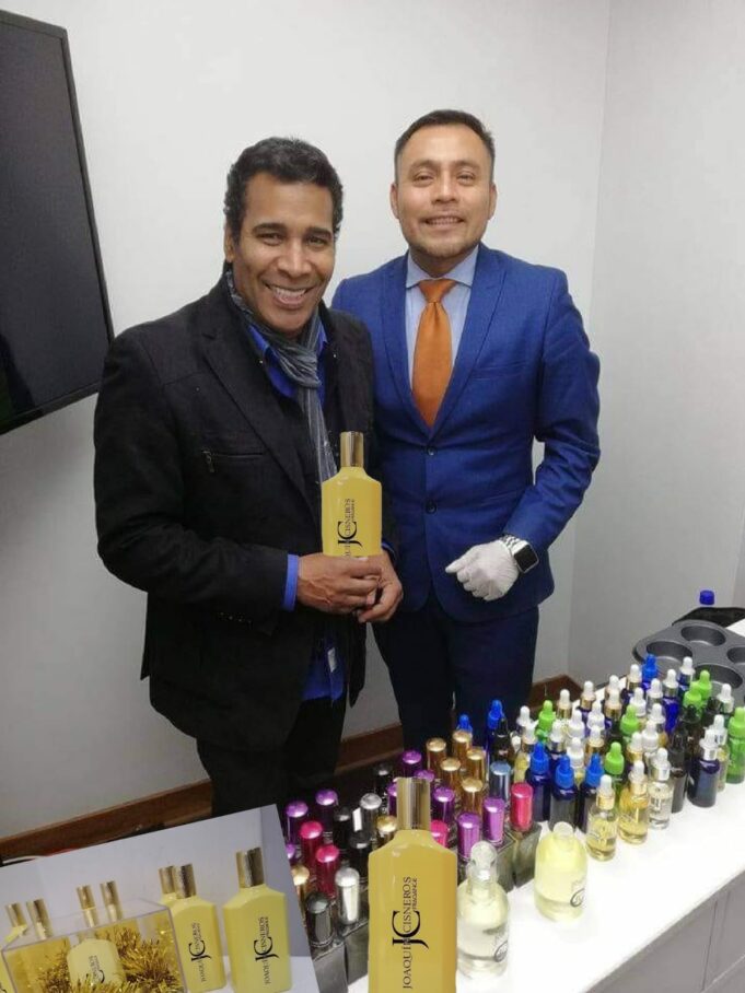 Sorprenden a Julio Sabala con perfume de Año Nuevo 2025
