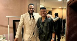 Salsero Yiyo Sarante reconoce y canta con Jeinson Manuel en Estados Unidos