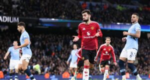 Manchester City cayó ante el Manchester United 2-1 y quede relegado en la lucha de la Premier League