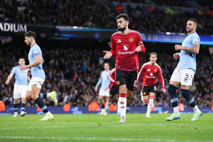 Manchester City cayó ante el Manchester United 2-1 y quede relegado en la lucha de la Premier League