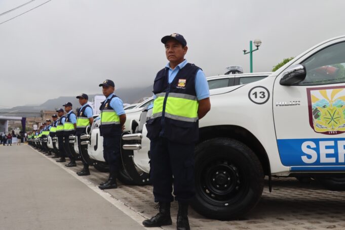 VMT: Alcalde Eloy Chávez entrega camionetas todo terreno a la Policía y serenazgo para fortalecer seguridad ciudadana
