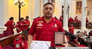 Día del Bombero Voluntario del Perú: Perfumista Joaquín Cisneros es condecorado en Congreso de la República