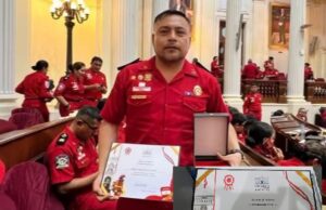 Día del Bombero Voluntario del Perú: Perfumista Joaquín Cisneros es condecorado en Congreso de la República