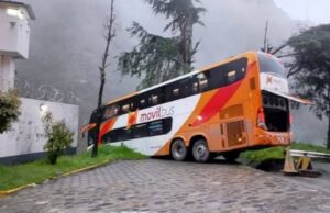 Junín: 50 pasajeros de Movil Bus se salvan de morir tras quedar al borde de un abismo