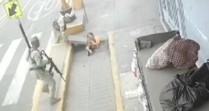 Pisa buzón eléctrico explota en la avenida Túpac Amaru en Comas, le cae encima a mujer y sobrevive