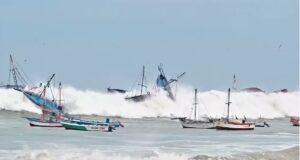 Maretazo en Tumbes y Piura: fuertes oleajes anómalos arrastraron embarcaciones pesqueras