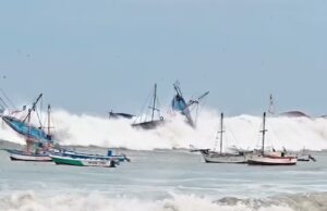 Maretazo en Tumbes y Piura: fuertes oleajes anómalos arrastraron embarcaciones pesqueras