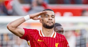 Liverpool sigue firme en la punta de la Premier League al golear al Ipswich 4-1