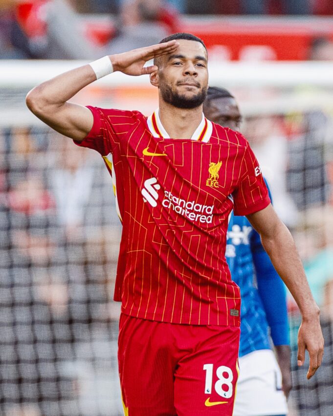 Liverpool sigue firme en la punta de la Premier League al golear al Ipswich 4-1