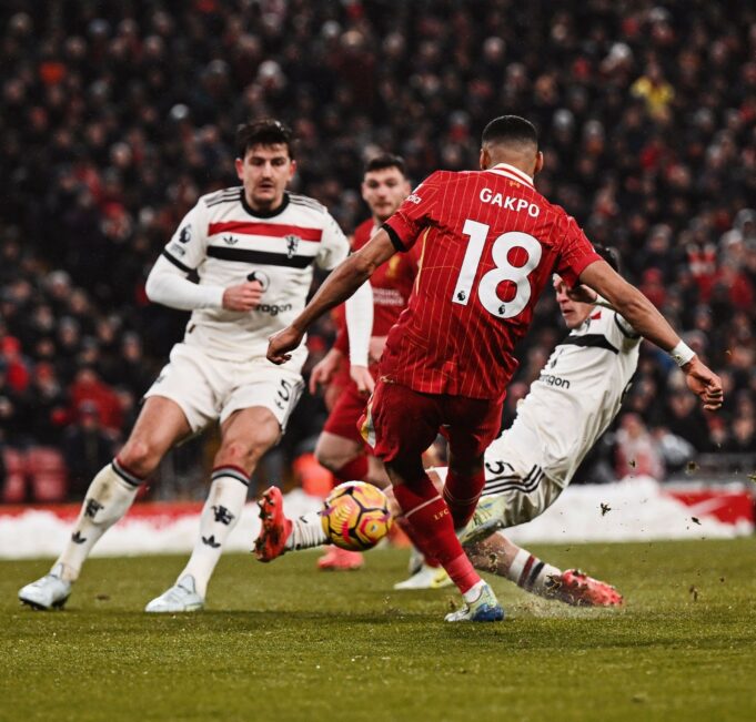 Manchester United frenó al líder Liverpool empatando 2-2 en Anfield