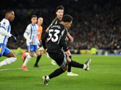 Arsenal dejó dos puntos valiosos ante el Brighton empatando 1-1 y el Liverpool puede alejarse