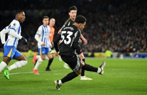 Arsenal dejó dos puntos valiosos ante el Brighton empatando 1-1 y el Liverpool puede alejarse