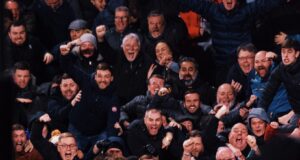 Líder Liverpool se alejó de Arsenal con triunfo ante Brentford 2-0 y empate de «gunners» con Aston Villa 2-2