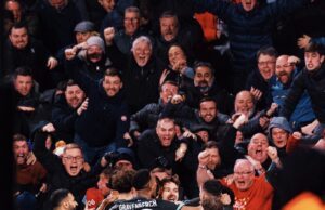 Líder Liverpool se alejó de Arsenal con triunfo ante Brentford 2-0 y empate de «gunners» con Aston Villa 2-2