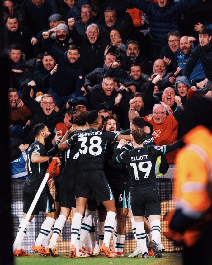 Líder Liverpool se alejó de Arsenal con triunfo ante Brentford 2-0 y empate de «gunners» con Aston Villa 2-2