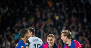 Barcelona aplastó al Valencia 7-1 y amenaza a los líderes Real Madrid y Atlético de Madrid