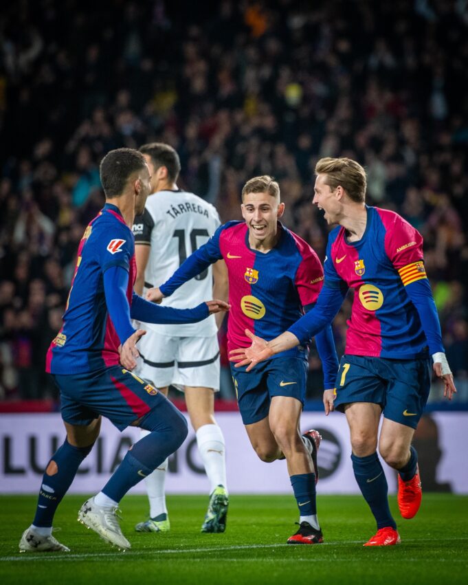 Barcelona aplastó al Valencia 7-1 y amenaza a los líderes Real Madrid y Atlético de Madrid