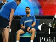 Novak Djokovic abandonó el Abierto de Australia por lesión cuando perdía ante alemán Zverev por 7-6 (5)