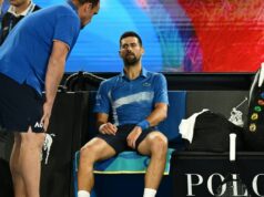 Novak Djokovic abandonó el Abierto de Australia por lesión cuando perdía ante alemán Zverev por 7-6 (5)
