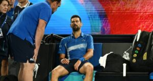 Novak Djokovic abandonó el Abierto de Australia por lesión cuando perdía ante alemán Zverev por 7-6 (5)
