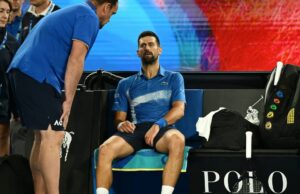 Novak Djokovic abandonó el Abierto de Australia por lesión cuando perdía ante alemán Zverev por 7-6 (5)