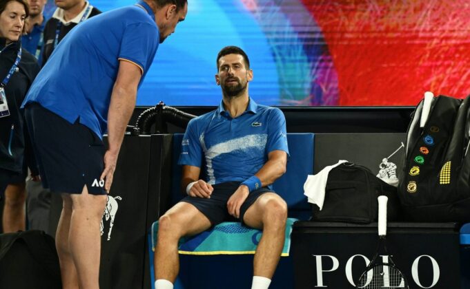 Novak Djokovic abandonó el Abierto de Australia por lesión cuando perdía ante alemán Zverev por 7-6 (5)