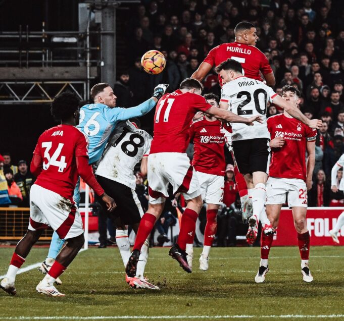 Líder Liverpool rescató empate ante el sorprendente Nottingham Forest 1-1