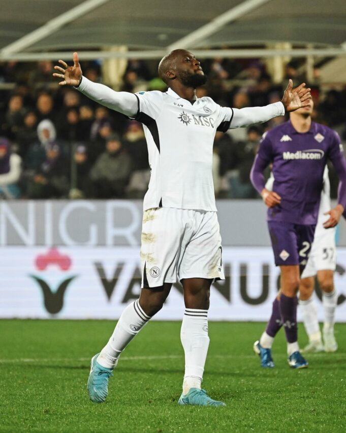 Nápoles es el nuevo líder del Calcio Italiano al golear a Fiorentina 3-0