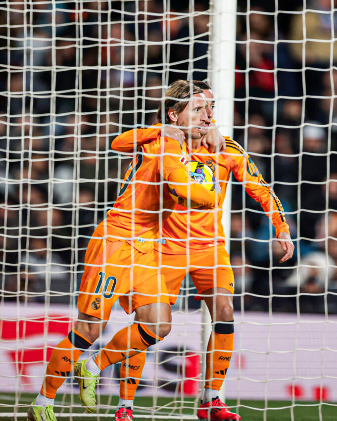 Real Madrid es el nuevo líder de la Liga de España al derrotar a Valencia 2-1