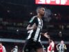 Newcastle aplicó el primer golpe al ganarle a Arsenal 2-0 de visita por semifinales de Copa de la Liga