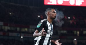 Newcastle aplicó el primer golpe al ganarle a Arsenal 2-0 de visita por semifinales de Copa de la Liga