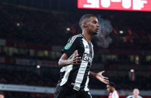 Newcastle aplicó el primer golpe al ganarle a Arsenal 2-0 de visita por semifinales de Copa de la Liga