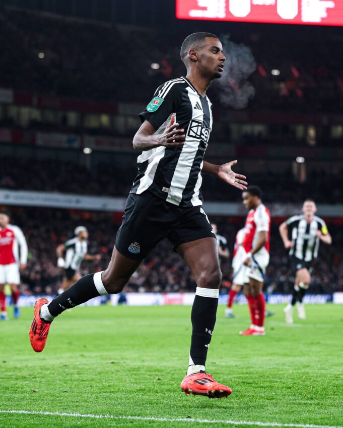 Newcastle aplicó el primer golpe al ganarle a Arsenal 2-0 de visita por semifinales de Copa de la Liga