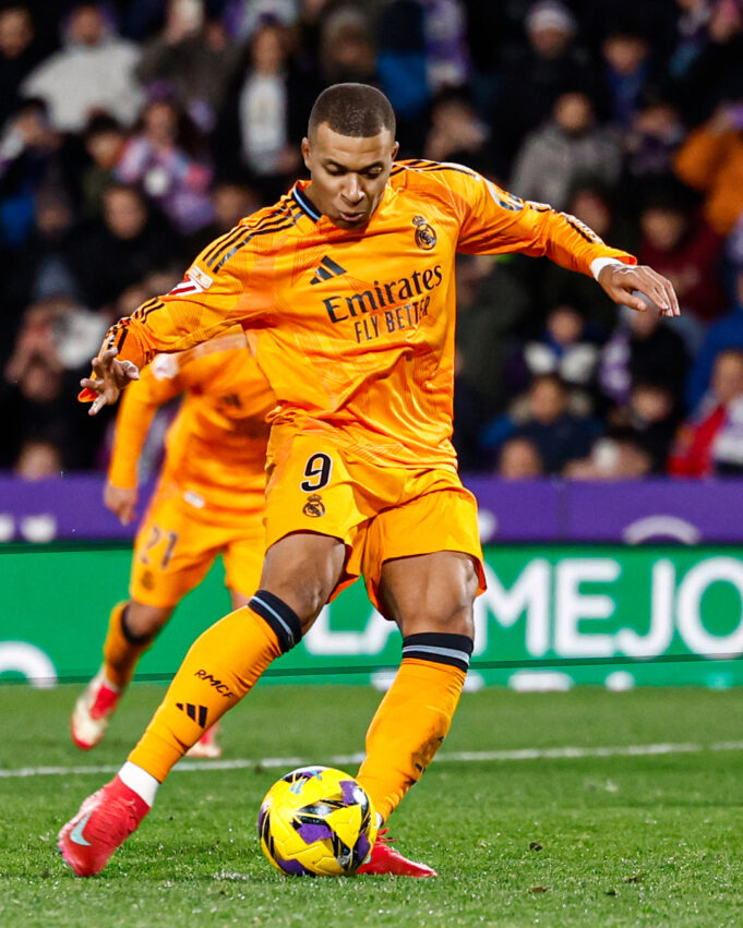 Real Madrid goleó al Real Valladolid 3-0 con «triplete» de Mbappé y comanda la Liga de España