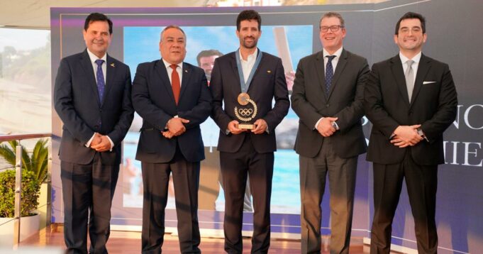 Comité Olímpico Peruano premió a Stefano Peschiera como deportista 2024