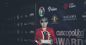 La banda de rock Motteros recibe el premio Cuscopolita Award 2024, en la categoría “La mejor banda del 2024”