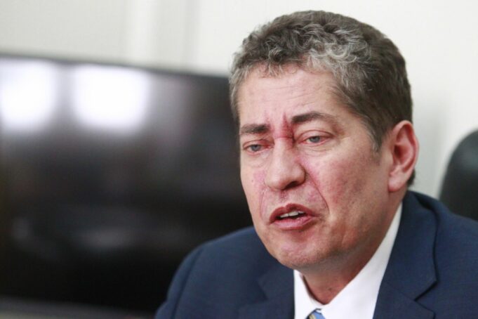 Exmagistrado del Tribunal Constitucional condenado por agresión a su esposa